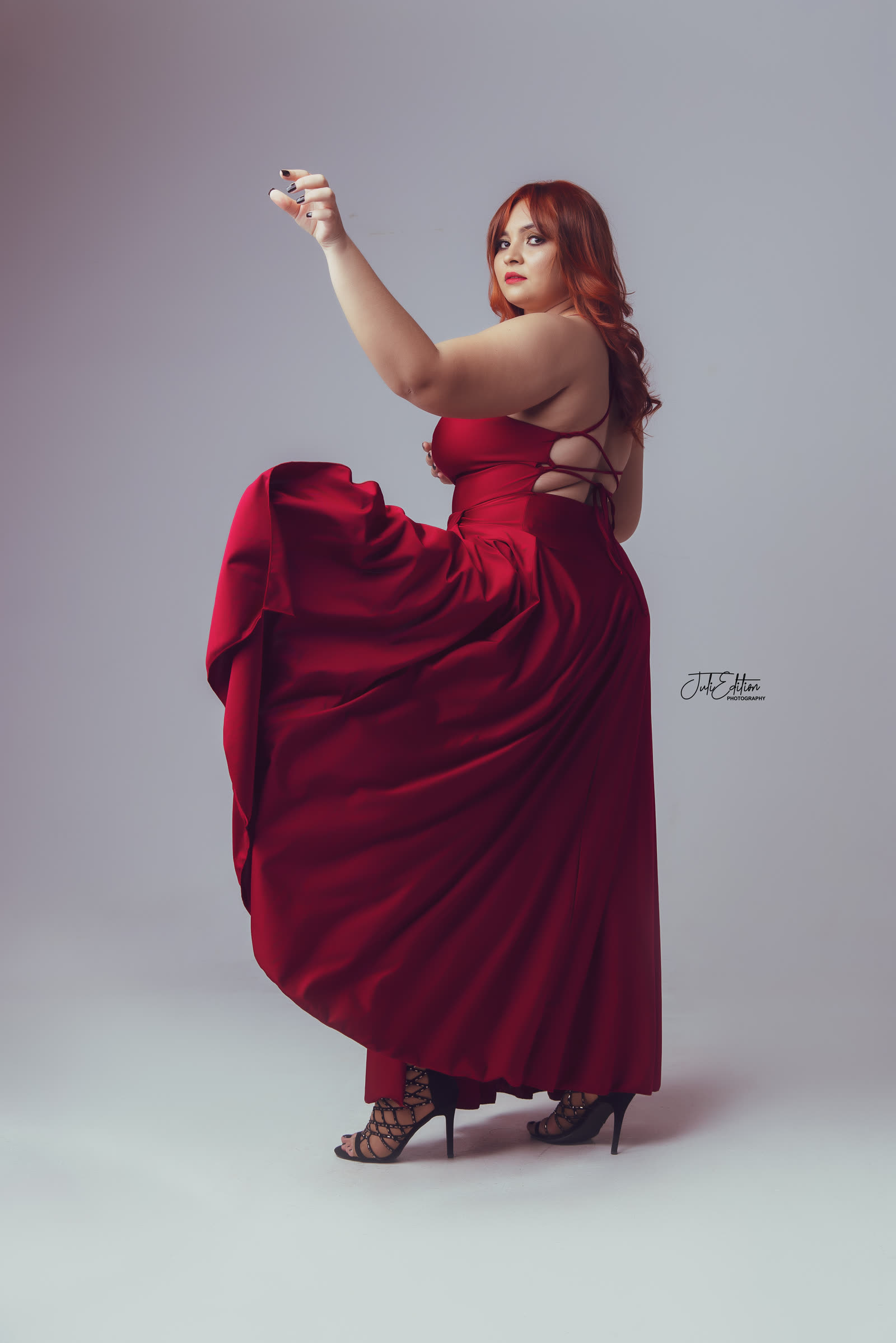 Retrato editorial con vestido rojo en estudio